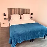 Aux Charmes Bed & Breakfast