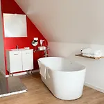 Aux Charmes Bed & Breakfast 3*
