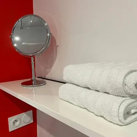 Aux Charmes Bed & Breakfast Isques