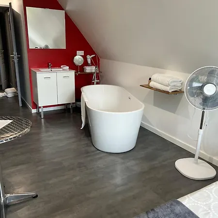 Aux Charmes Bed & Breakfast Isques