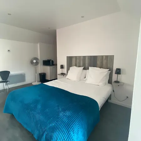 Aux Charmes Bed & Breakfast Isques