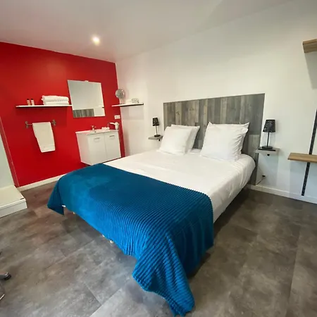 Aux Charmes Bed & Breakfast Isques