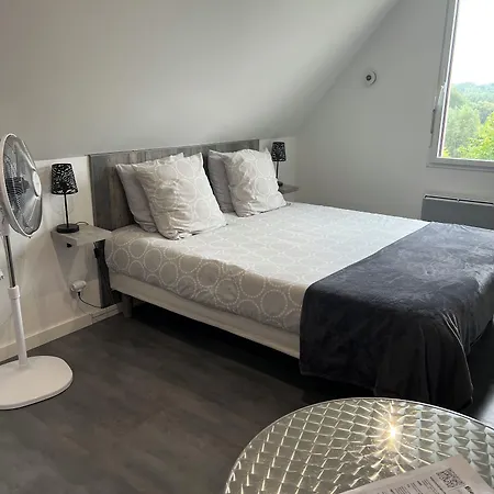 Aux Charmes Bed & Breakfast Isques