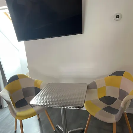 Aux Charmes Bed & Breakfast 3*