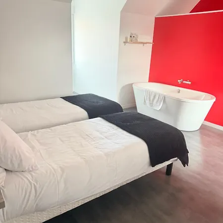 Aux Charmes Bed and Breakfast 3*