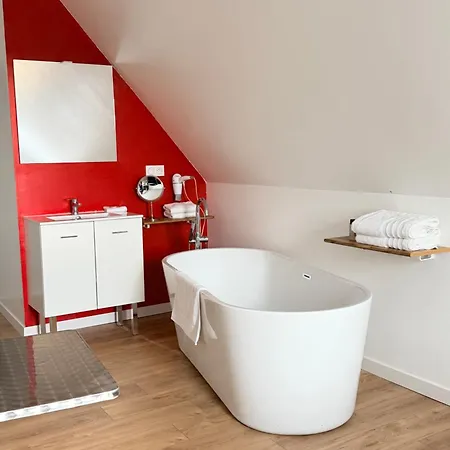 Aux Charmes Bed & Breakfast 3*