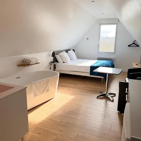 Aux Charmes Bed & Breakfast 3*