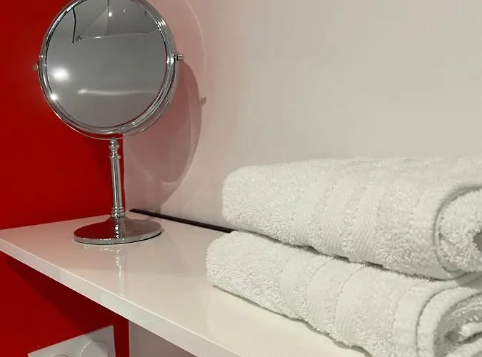 Aux Charmes Bed & Breakfast Isques