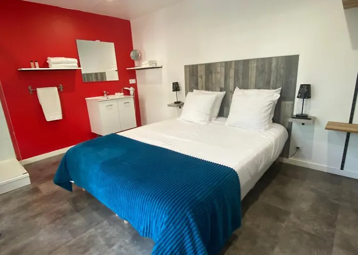 Aux Charmes Bed and Breakfast Isques