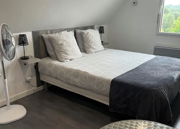 Aux Charmes Bed and Breakfast Isques