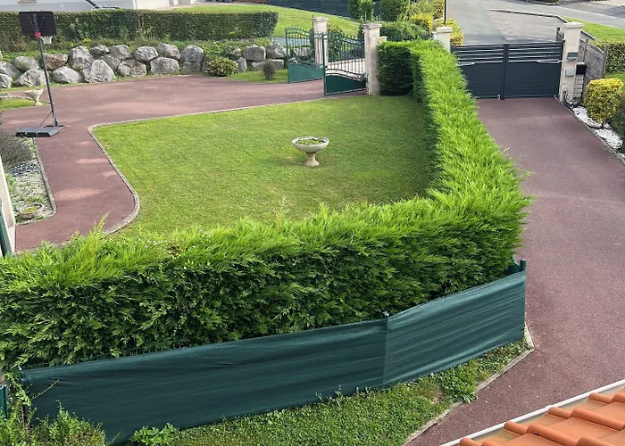 Aux Charmes Bed & Breakfast Isques