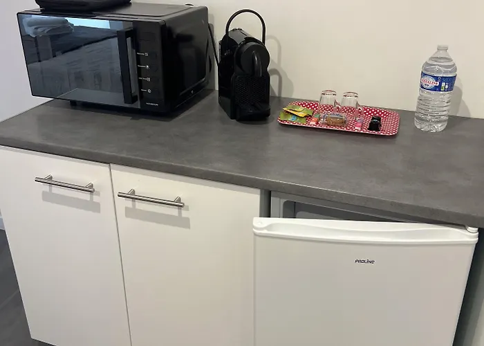 Aux Charmes Bed & Breakfast Isques