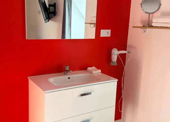 Aux Charmes Bed & Breakfast 3*