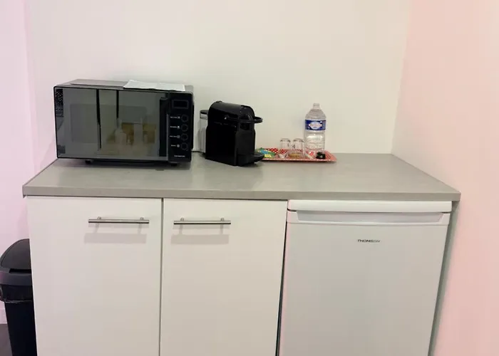 Aux Charmes Bed & Breakfast Isques