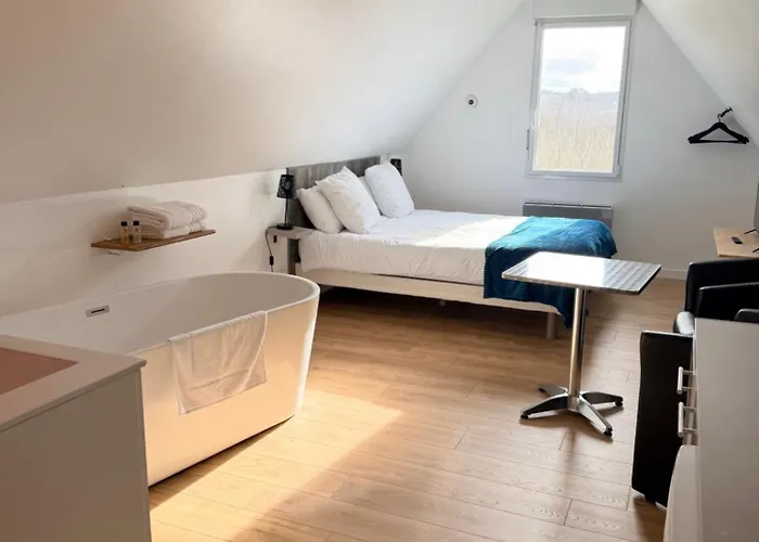 Aux Charmes Bed and Breakfast 3*